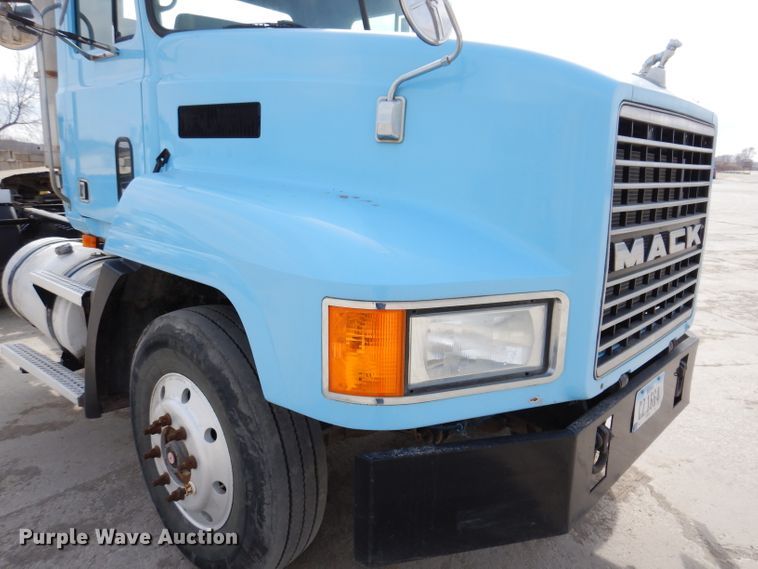 image for item KG9966 1996 Mack CH613  semi truck