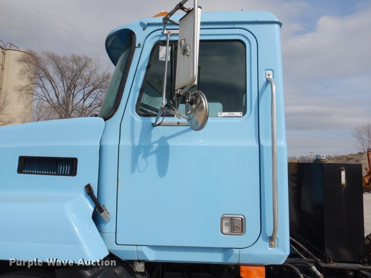 image for item KG9966 1996 Mack CH613  semi truck