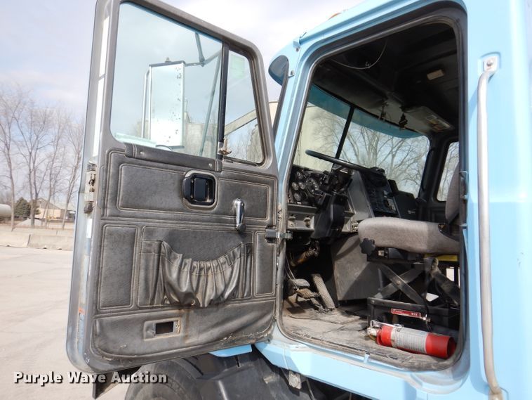 image for item KG9966 1996 Mack CH613  semi truck