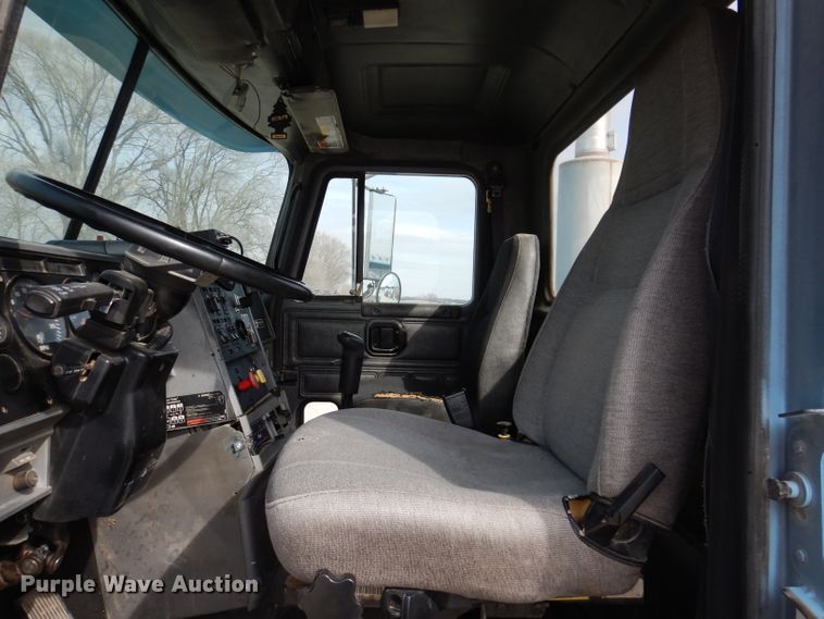 image for item KG9966 1996 Mack CH613  semi truck