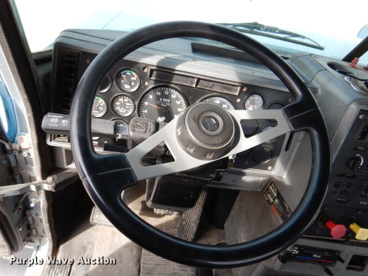 image for item KG9966 1996 Mack CH613  semi truck