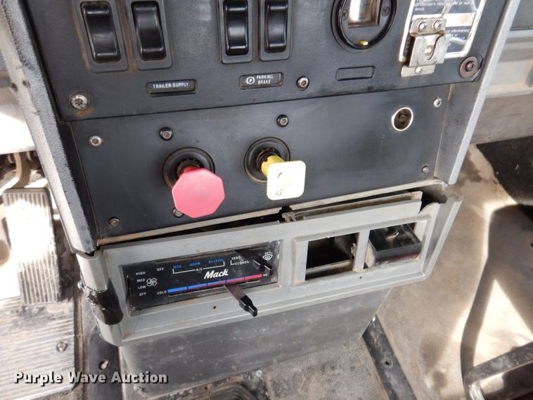 image for item KG9966 1996 Mack CH613  semi truck