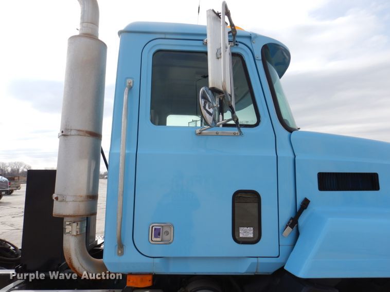 image for item KG9966 1996 Mack CH613  semi truck