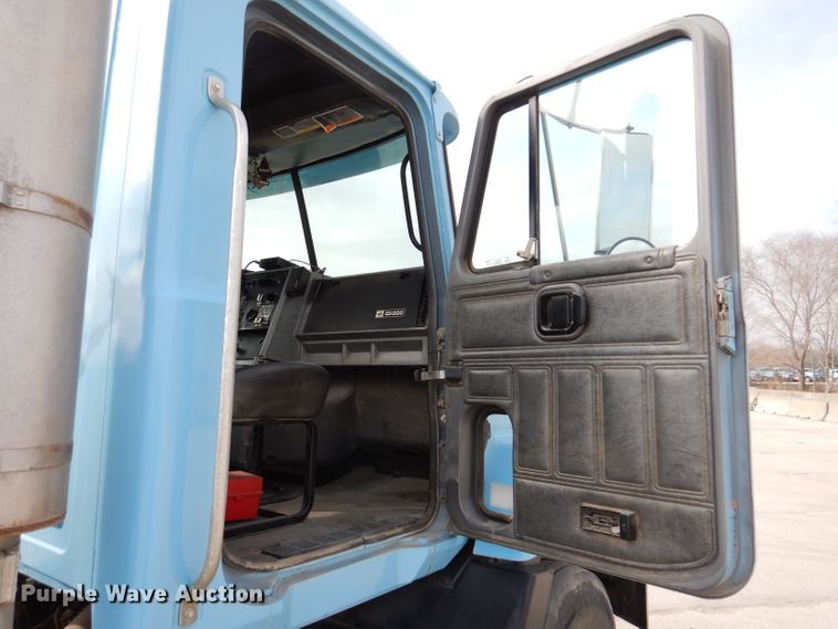 image for item KG9966 1996 Mack CH613  semi truck