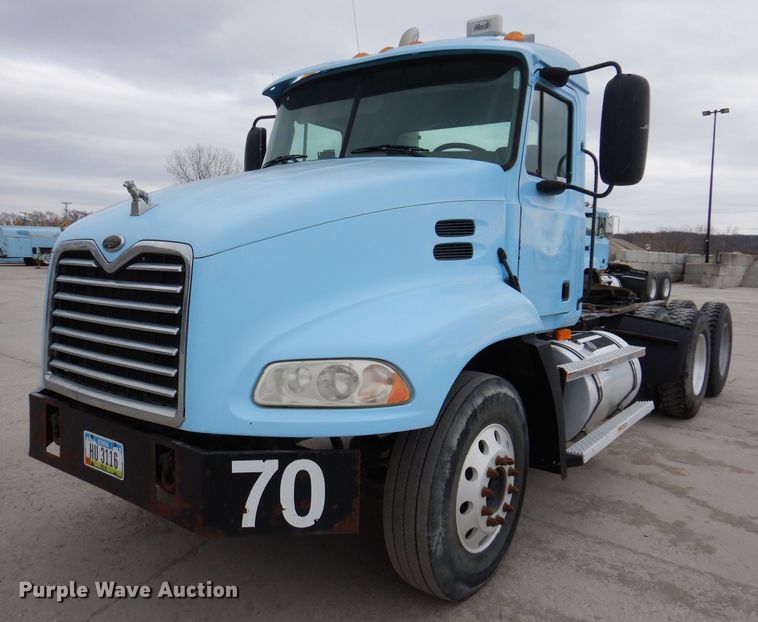 image for item KG9967 2000 Mack CX613  semi truck