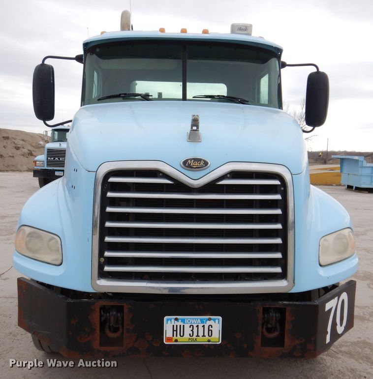 image for item KG9967 2000 Mack CX613  semi truck