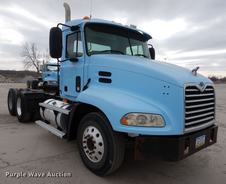 image for item KG9967 2000 Mack CX613  semi truck