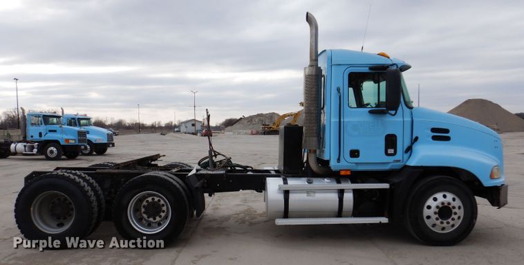 image for item KG9967 2000 Mack CX613  semi truck