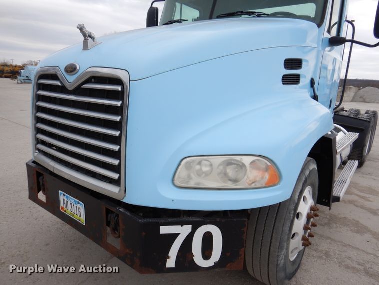 image for item KG9967 2000 Mack CX613  semi truck