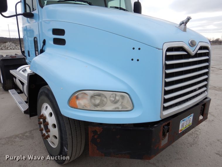 image for item KG9967 2000 Mack CX613  semi truck