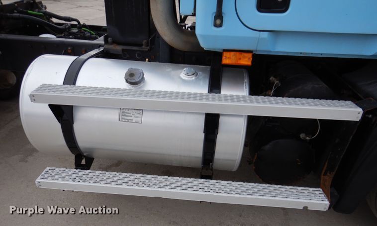 image for item KG9967 2000 Mack CX613  semi truck