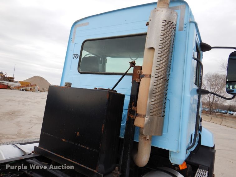 image for item KG9967 2000 Mack CX613  semi truck