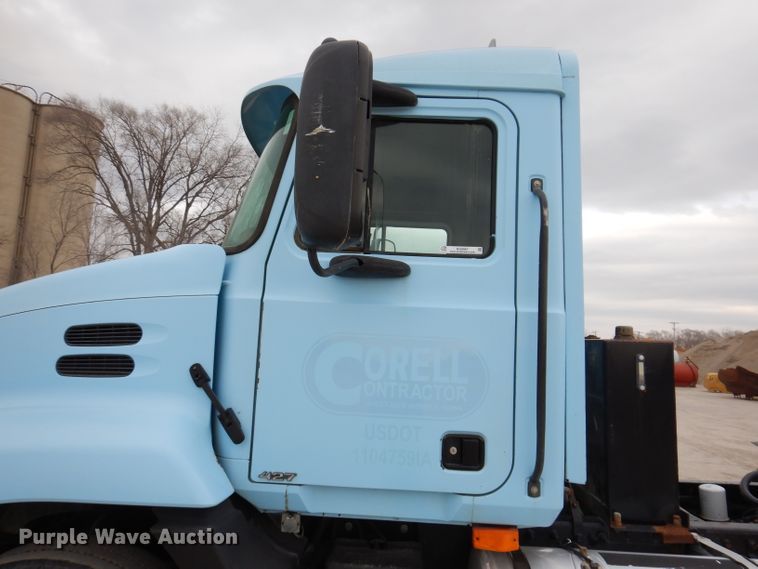 image for item KG9967 2000 Mack CX613  semi truck