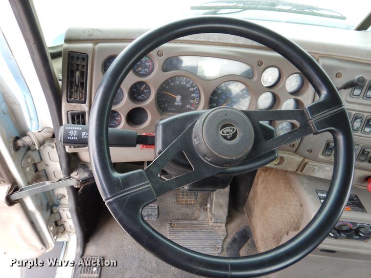 image for item KG9967 2000 Mack CX613  semi truck