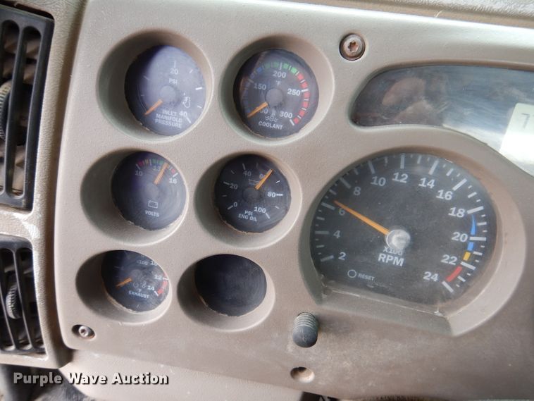 image for item KG9967 2000 Mack CX613  semi truck