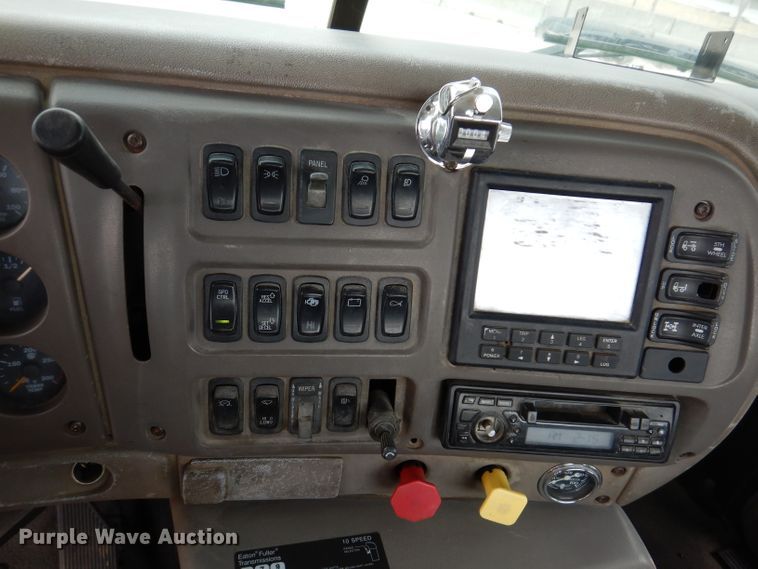 image for item KG9967 2000 Mack CX613  semi truck