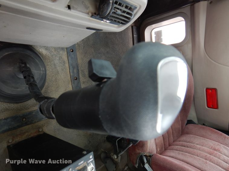 image for item KG9967 2000 Mack CX613  semi truck