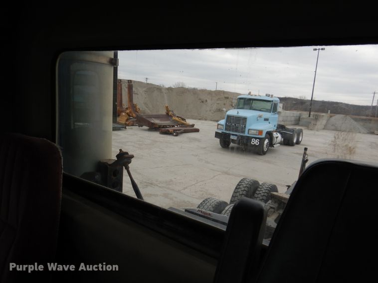 image for item KG9967 2000 Mack CX613  semi truck