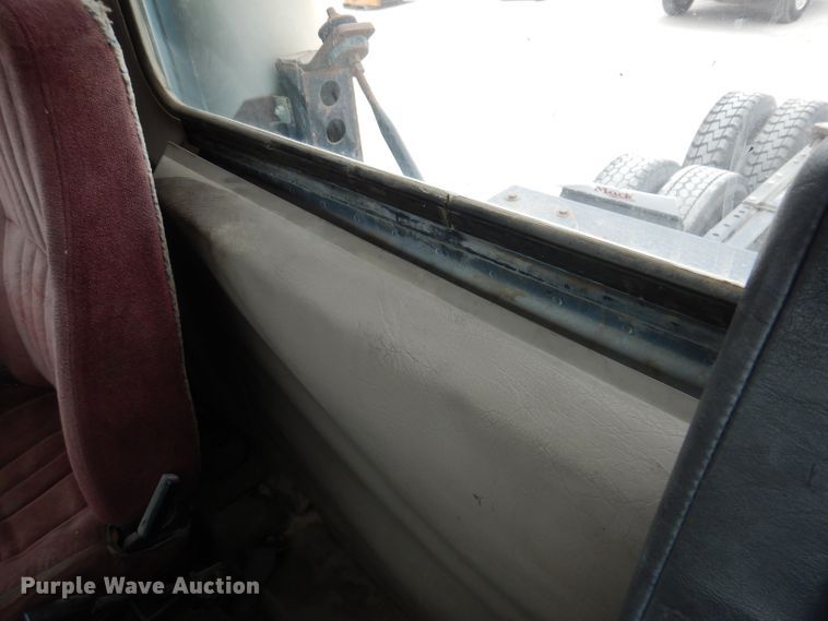 image for item KG9967 2000 Mack CX613  semi truck