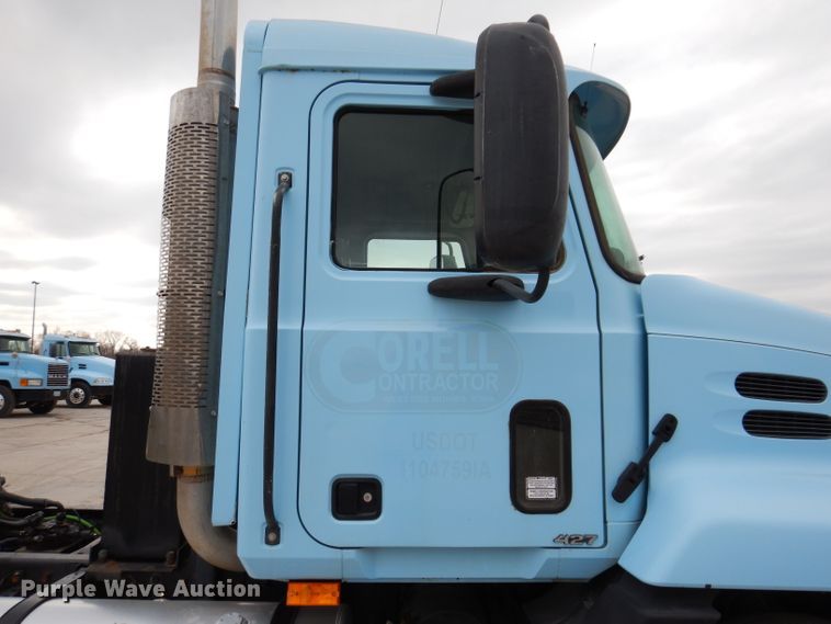 image for item KG9967 2000 Mack CX613  semi truck