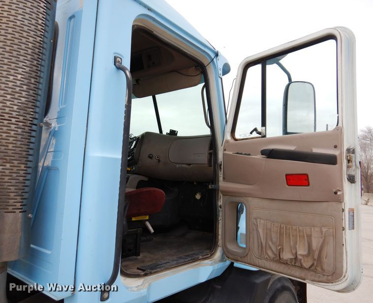 image for item KG9967 2000 Mack CX613  semi truck