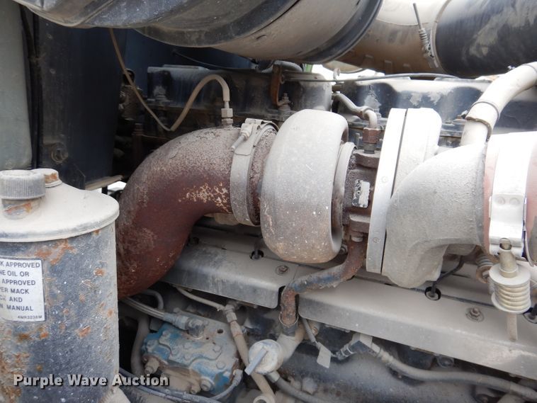 image for item KG9967 2000 Mack CX613  semi truck