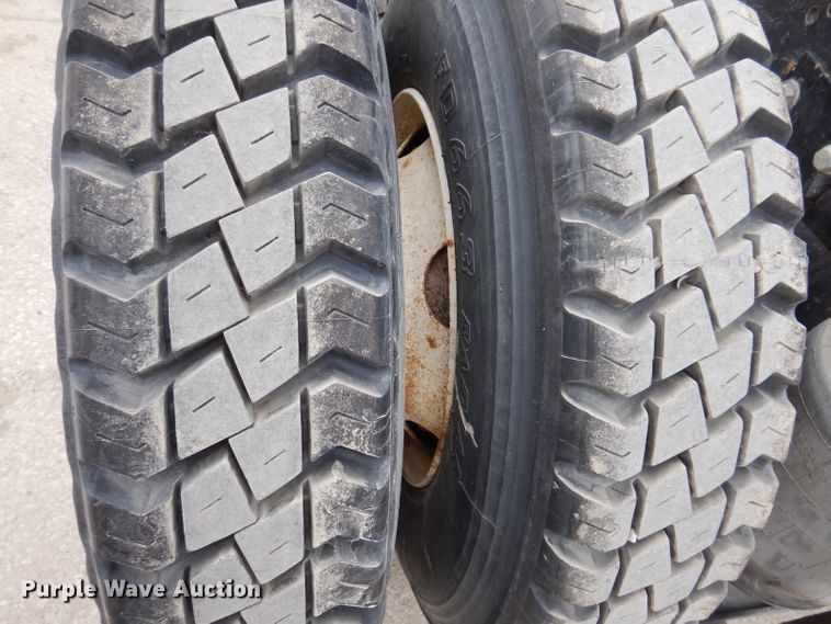 image for item KG9967 2000 Mack CX613  semi truck