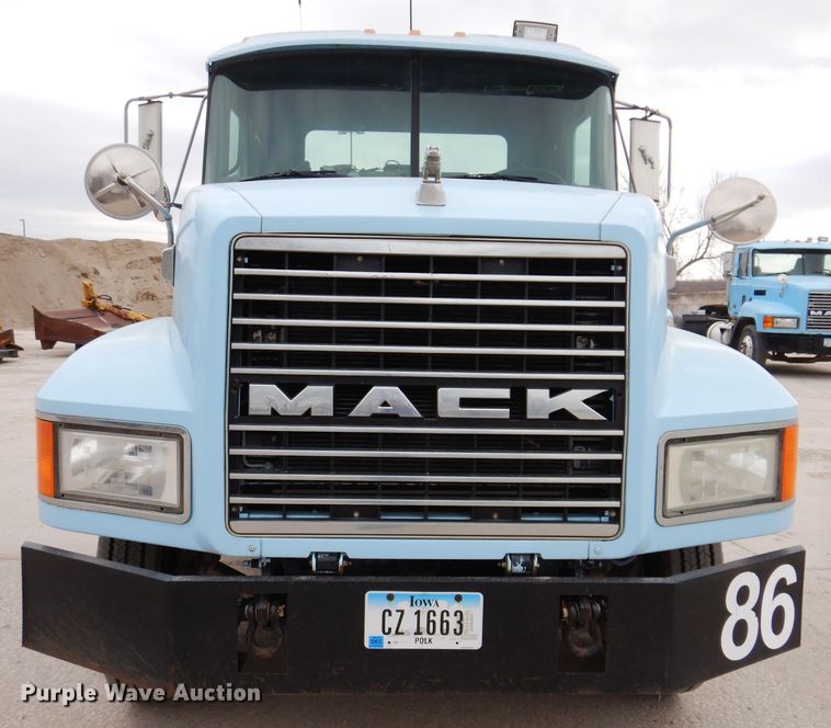 image for item KG9968 1996 Mack CH613  semi truck