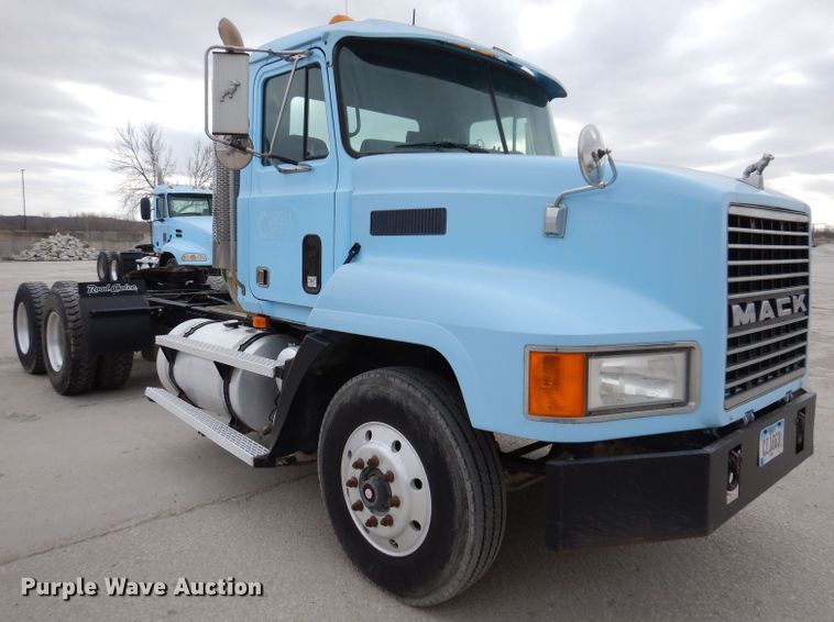 image for item KG9968 1996 Mack CH613  semi truck