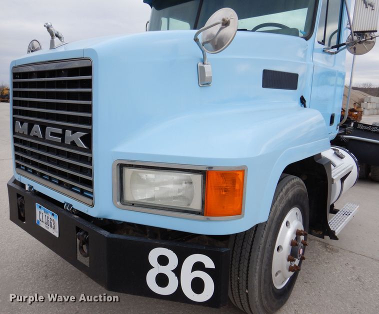 image for item KG9968 1996 Mack CH613  semi truck
