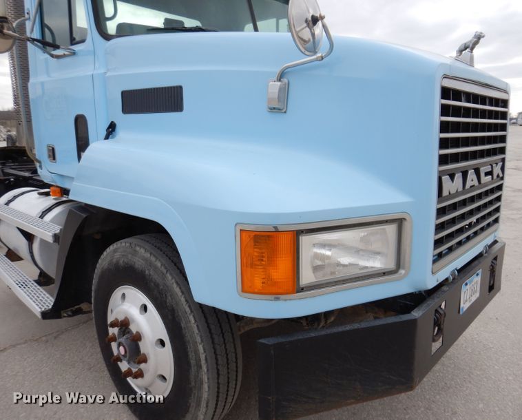 image for item KG9968 1996 Mack CH613  semi truck