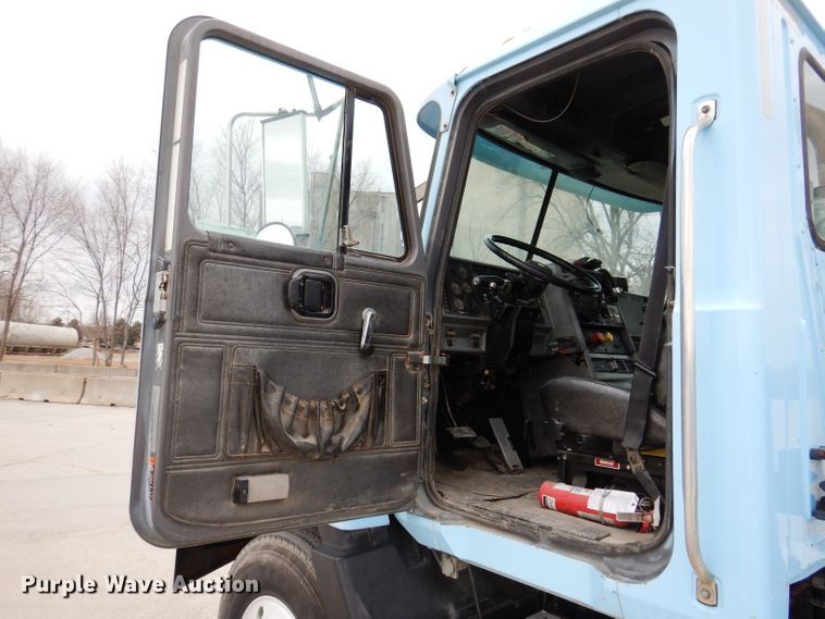 image for item KG9968 1996 Mack CH613  semi truck
