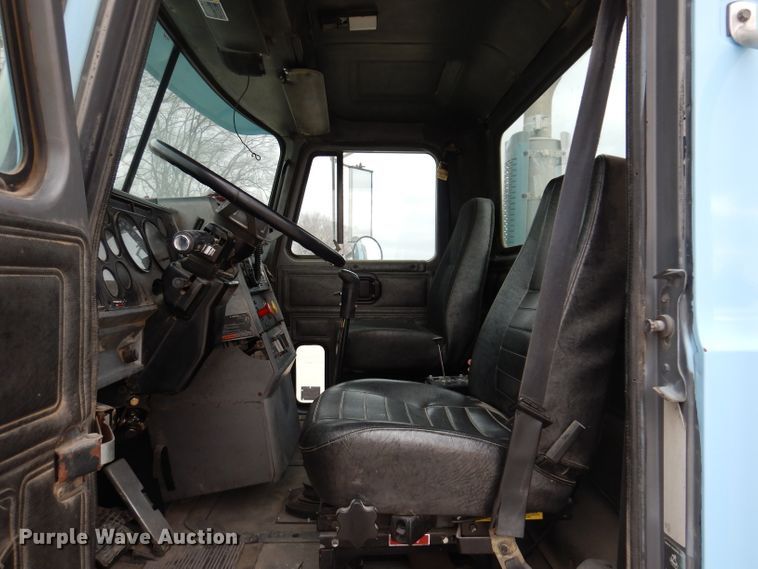 image for item KG9968 1996 Mack CH613  semi truck