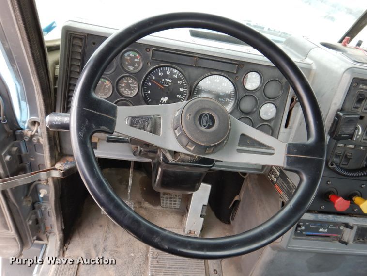 image for item KG9968 1996 Mack CH613  semi truck