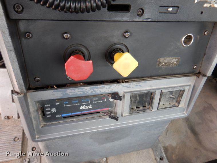 image for item KG9968 1996 Mack CH613  semi truck