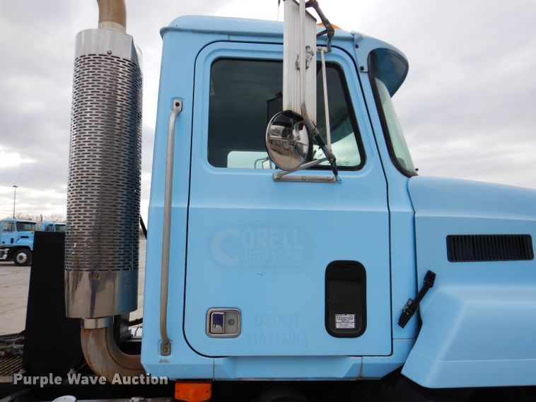 image for item KG9968 1996 Mack CH613  semi truck