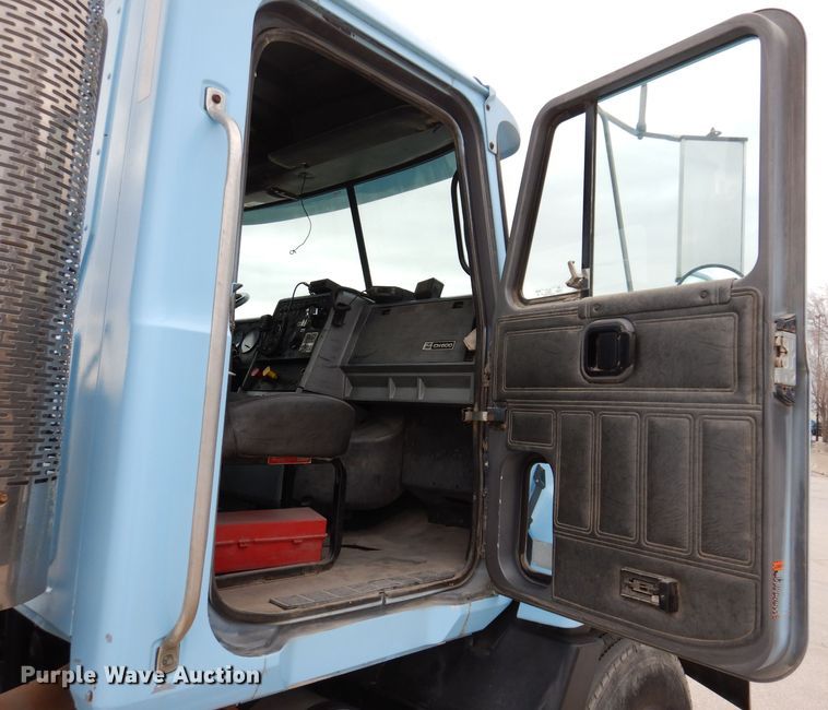 image for item KG9968 1996 Mack CH613  semi truck