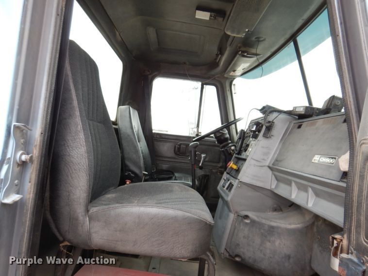 image for item KG9968 1996 Mack CH613  semi truck