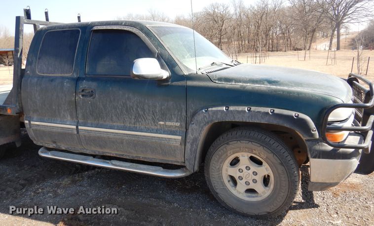 image for item DK4341 2001 Chevrolet Silverado 1500  Ext. Cab flatbed pickup truck