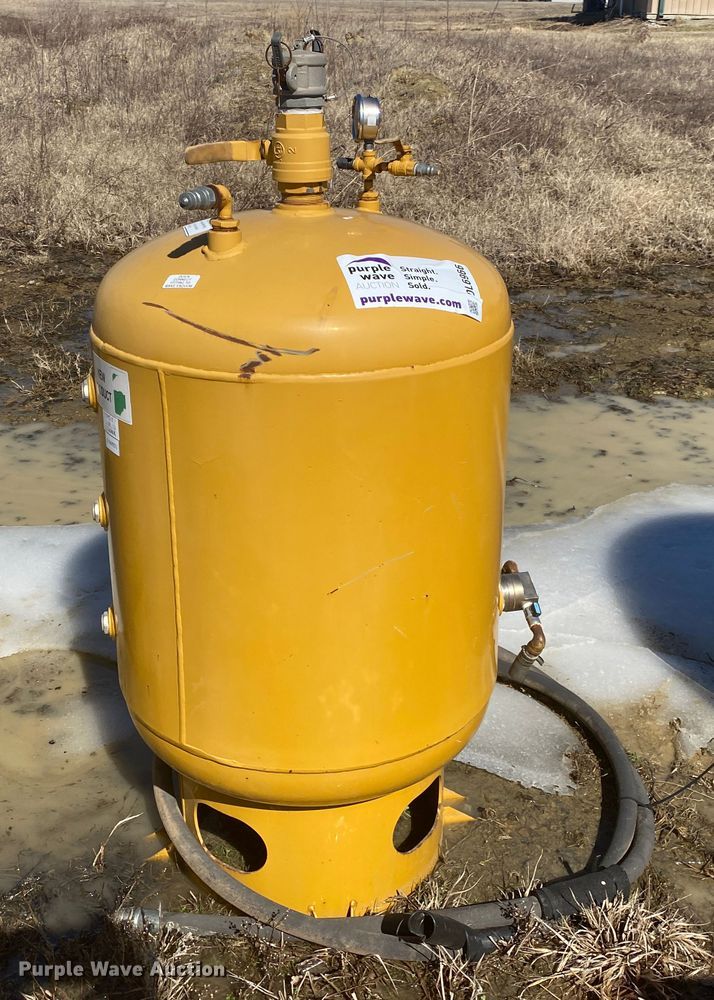 image for item DL6966 (3) air tanks