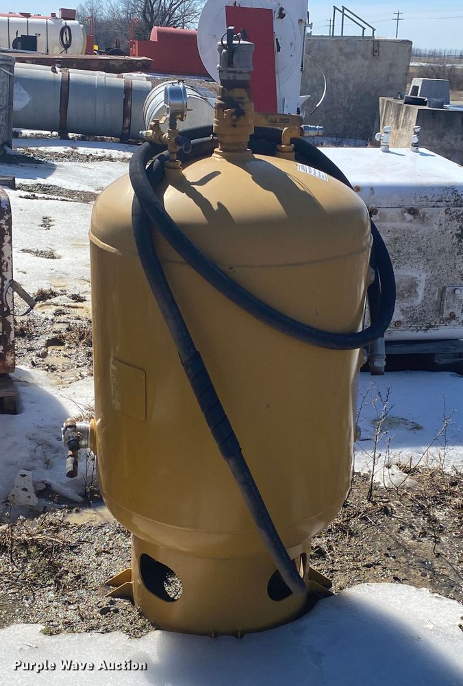 image for item DL6966 (3) air tanks