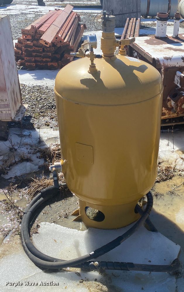 image for item DL6966 (3) air tanks