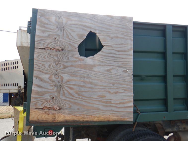 image for item DN1377 1995 Ford F800  dump truck