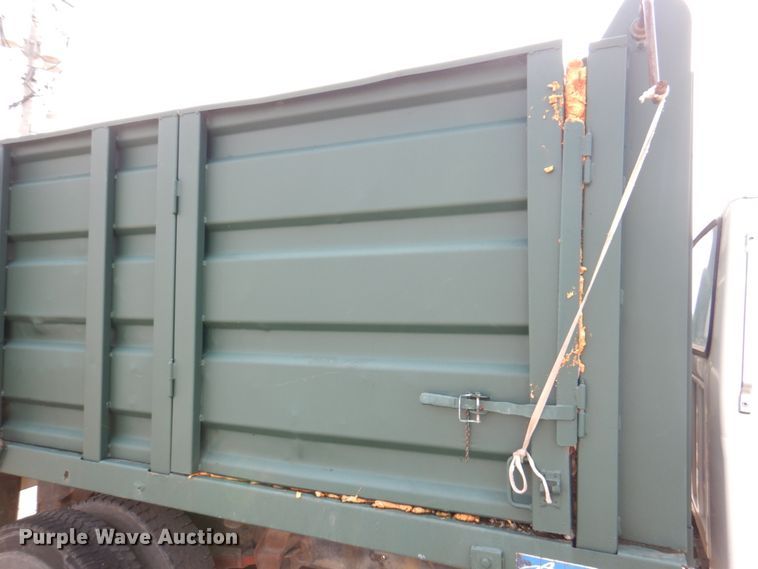 image for item DN1377 1995 Ford F800  dump truck