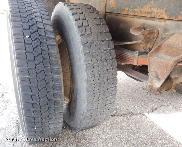 image for item DN1377 1995 Ford F800  dump truck