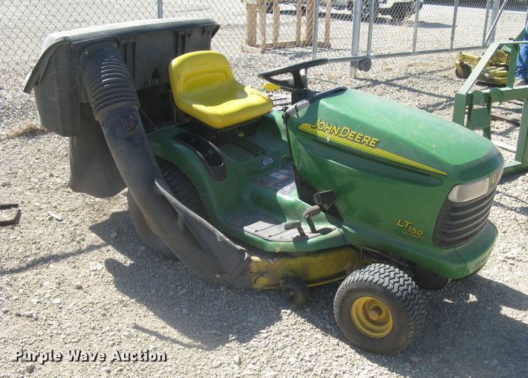 image for item GV9279 2005 John Deere LT150  lawn mower