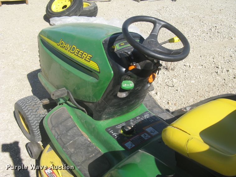 image for item GV9279 2005 John Deere LT150  lawn mower