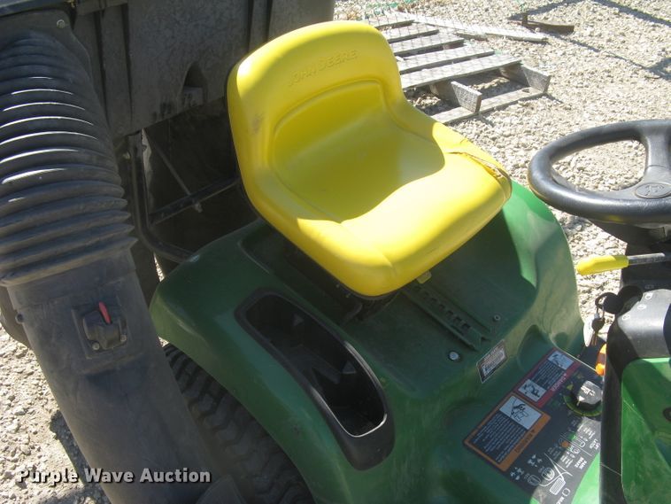 image for item GV9279 2005 John Deere LT150  lawn mower
