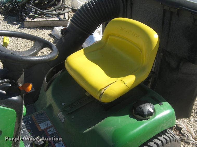 image for item GV9279 2005 John Deere LT150  lawn mower