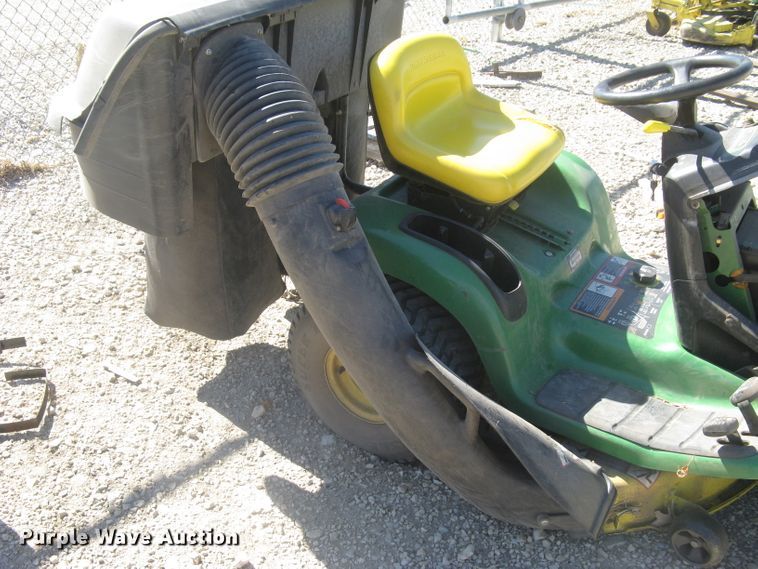 image for item GV9279 2005 John Deere LT150  lawn mower